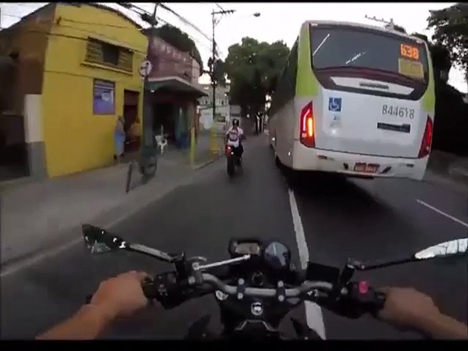 Un motard double un bus en train de tourner et se fait punir (Brésil)