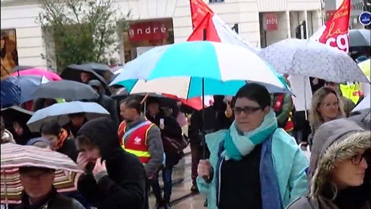 A LA UNE/ Tours: 300 manifestants pour la défense de la santé publique