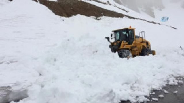 Van'da İki Mevsim Bir Arada Yaşanıyor- Bir Tarafta Karla Mücadele Çalışmaları Devam Ederken, Bir...
