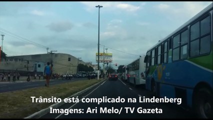 Descargar video: Ônibus do Transcol estão parados na Lindenberg