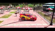 Человек-паук играет с молния Маккуин и потешки Диснея Pixar автомобили Детские песни