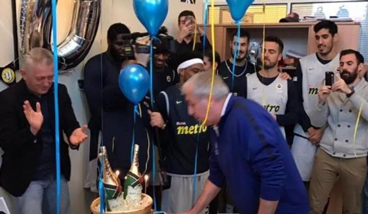 Fenebahçe erkek basketbol takımından Obradovic'e sürpriz doğum günü
