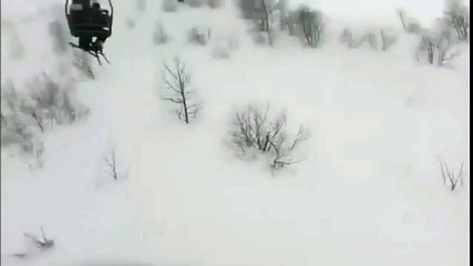 Des skieurs sont bloqués sur un télésiège en pleine tempête