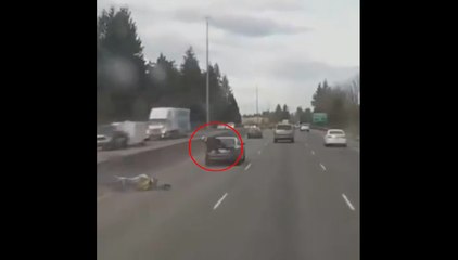 Un motard percute une voiture et termine sur le coffre.