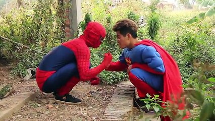 Télécharger la video: Superman fake Venom Police man arrest Spiderman Snow White Batman Lost Wallet Superhero fun