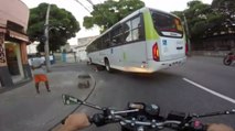 VÍDEO MOSTRA ÔNIBUS PASSANDO POR CIMA DE MOTOCICLISTA