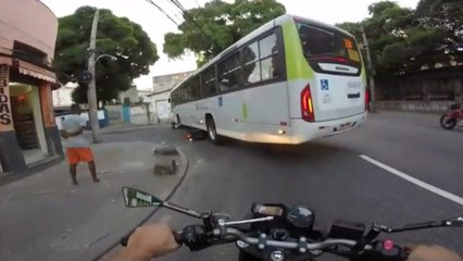 VÍDEO MOSTRA ÔNIBUS PASSANDO POR CIMA DE MOTOCICLISTA