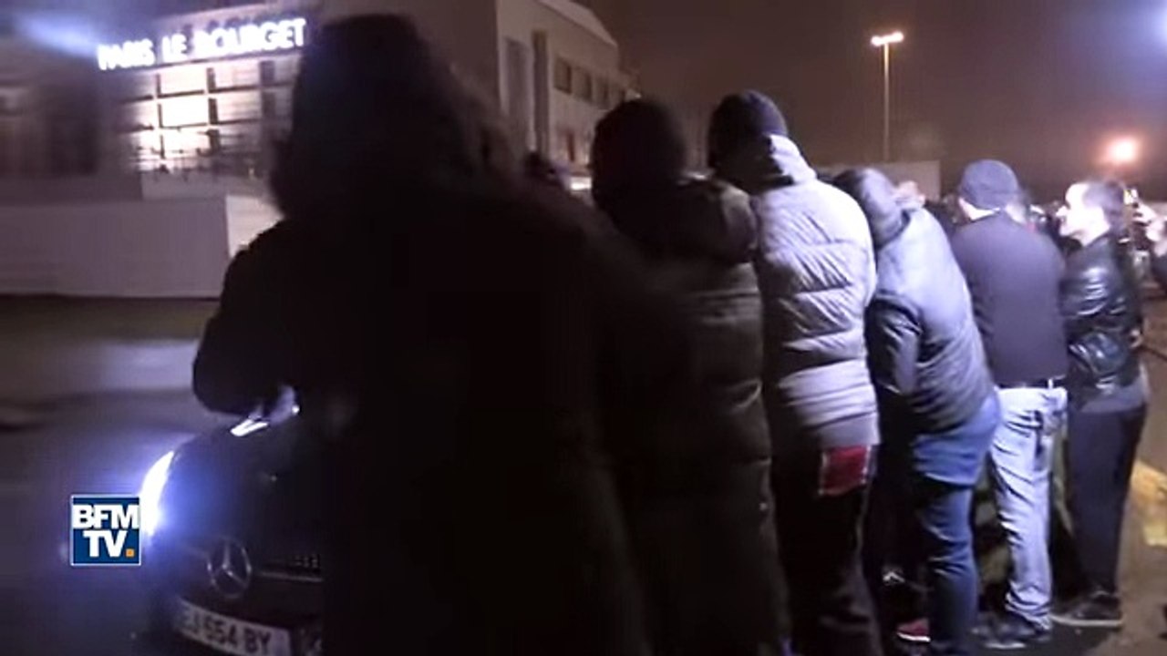 APRÈS LA DÉBÂCLE DU PSG À BARCELONE, THIAGO MOTTA HEURTE UN SUPPORTER EN QUITTANT L'AÉROPORT DU BOURGET