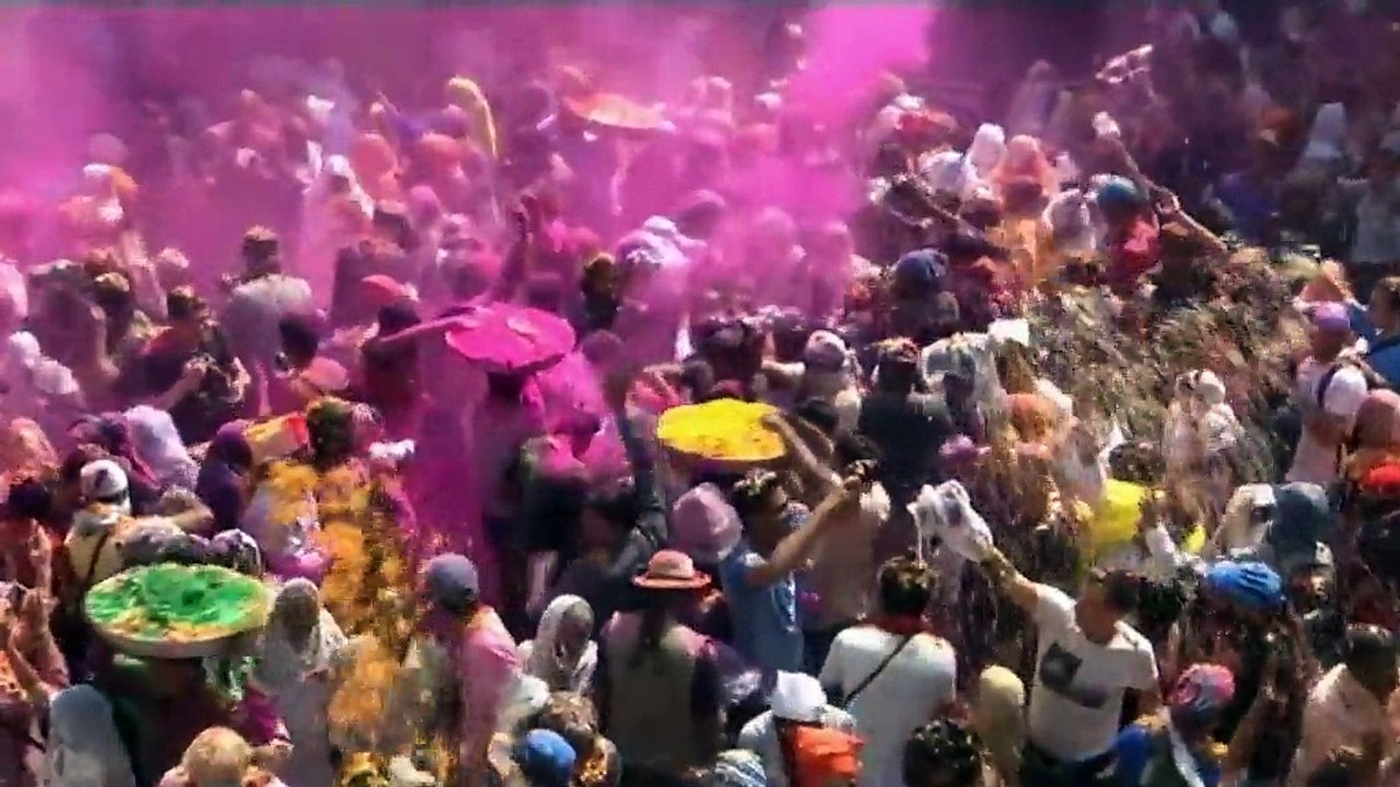 Dans le nord de l'Inde, les veuves célèbrent "Holi", la fête des couleurs