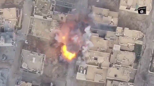 Ce héros stoppe un attentat suicide avec son véhicule blindé en Syrie ! Kamikaze