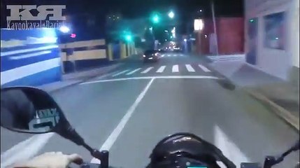 Ce motard n'a que des feux verts... Et un accident !! FAIL