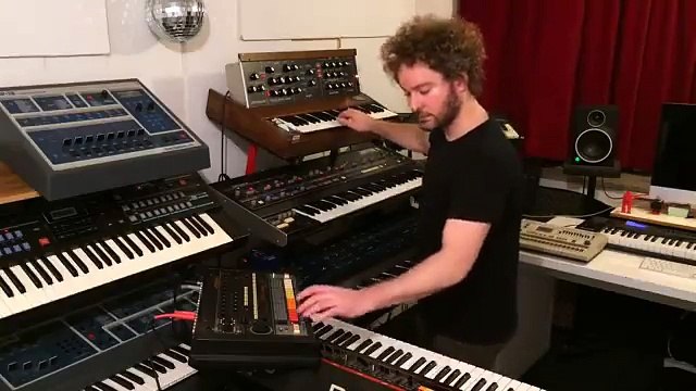 Musique de la série Stranger Things jouée par son compositeur Luke Million
