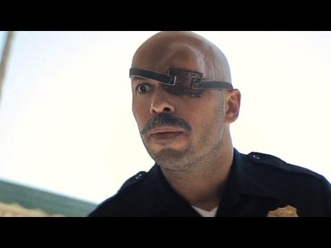 Eric Judor en flic Beatmaker dans WRONG COPS