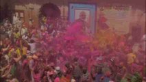 Flores y polvos de colores desvanecen el luto de la ciudad india de las viudas