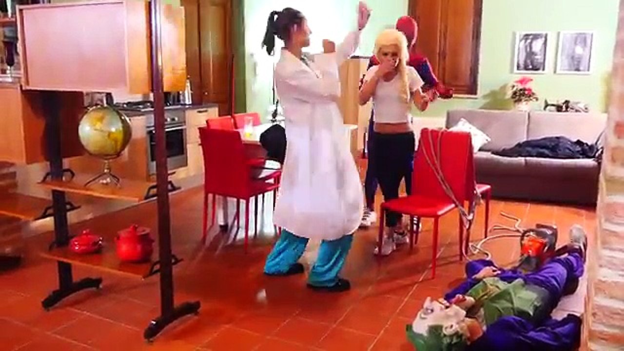 Человек-Паук Теряет Свой Костюм! ж/ замороженны...