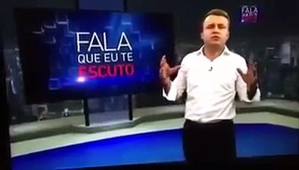 O apresentador do programa,”Fala que eu te escuto” bispo Márcio Carotti, consagra vodka.