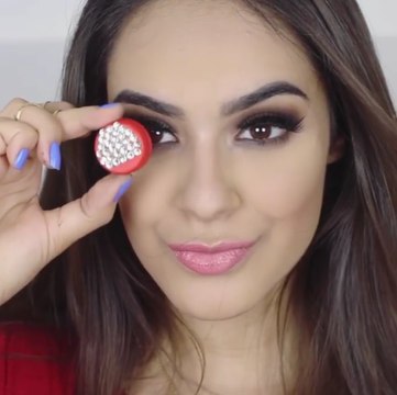Maquillage : Découvrez l'étonnante astuce du bouchon de coca pour réussir son make-up des yeux !
