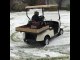 Un papi s'amuse beaucoup avec sa voiturette de golf !
