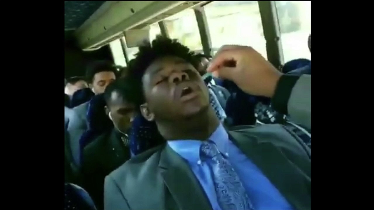 Un homme embête ses amis endormis dans un bus !