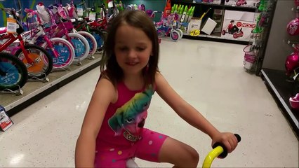 Spongebob vs Hello Kitty Bike Race at Toys R Us with Drifting-O