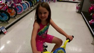Spongebob vs Hello Kitty Bike Race at Toys R Us with Drifting-OTKNBG