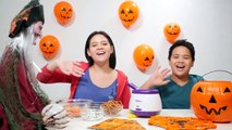 DIY Halloween Recipes - Halloween Cookies & Oreo cookies challenge! Halloween snacks for kids-9Jq