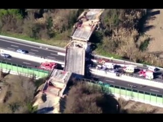 Скачать видео: Ancona - Crolla viadotto su A14, morti e feriti. Riprese aeree (09.03.17)