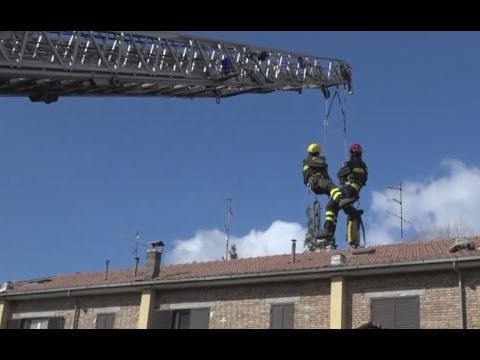 Norcia (PG) - Terremoto, rimozione tegole in Via XX Settembre (09.03.17)