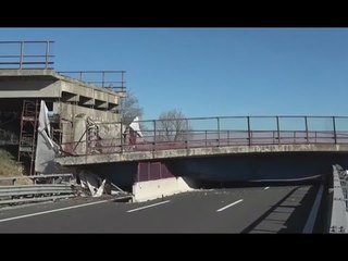 Скачать видео: Ancona - Crolla viadotto su A14, morti e feriti. Le immagini (09.03.17)