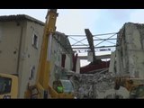 Visso (MC) - Terremoto, rimozione capriate dal tetto del Teatro (09.03.17)