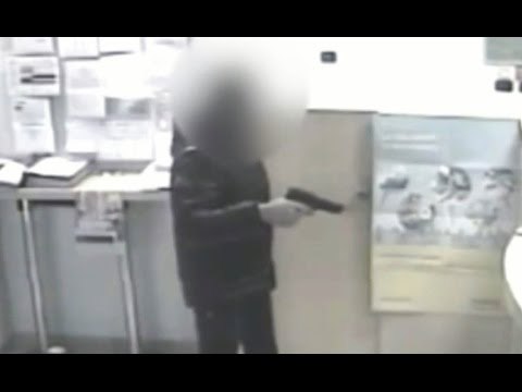 Caivano (NA) - Rapina banca ma perde soldi durante fuga: altri li raccolgono (07.03.17)