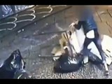 Pompei (NA) - Rovesciano rifiuti in strada dopo festa, beccati giovani vandali (06.03.17)