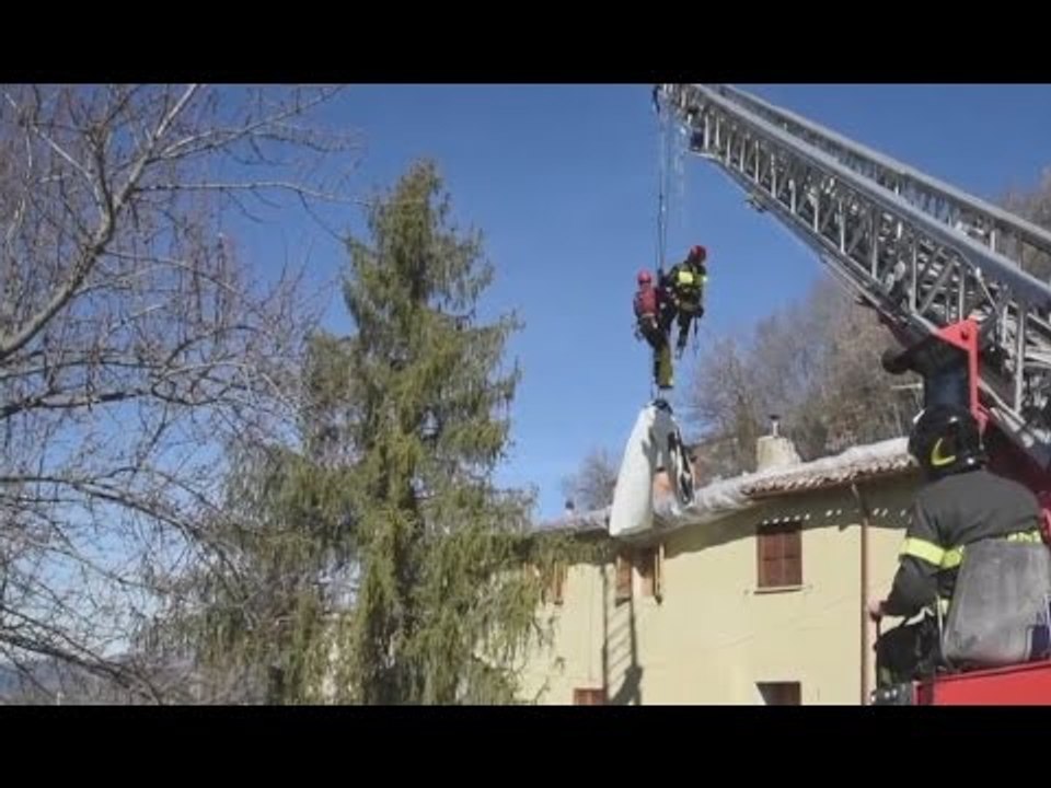 Ancarano di Norcia (PG) - Terremoto, copertura tetto a Pielarocca (03.03.17)