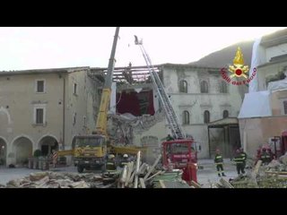 Visso (MC) - Terremoto, smontaggio tetto Teatro Comunale (27.02.17)