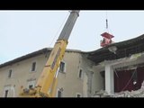 Visso (MC) - Terremoto, rimozione coppi dal tetto del Teatro Comunale (22.02.17)