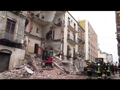 Catania - Crolla palazzina dopo esplosione: muore una donna, grave bimba (27.02.17)