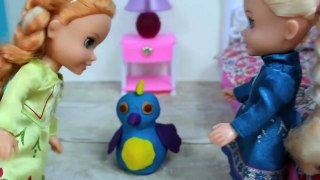 Anna And Elsa Toddlers Hatchimal Afraid Of Toilet Monster! - Elsa And Anna-a