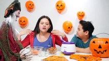 DIY Halloween Recipes - Halloween Cookies & Oreo cookies challenge! Halloween snacks for kids-9Jq6
