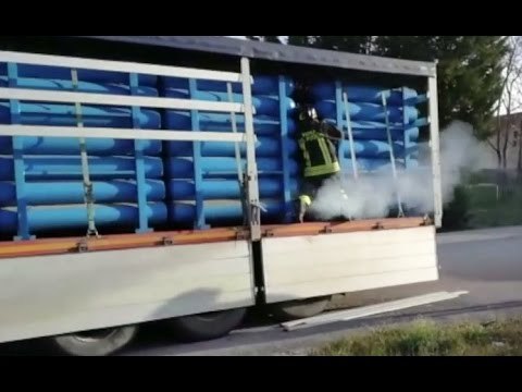 Fabriano (AN) - Perdita di gas metano da camion, arrivano i Vigili del Fuoco (27.02.17)