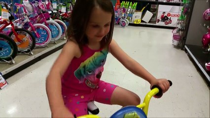 Spongebob vs Hello Kitty Bike Race at Toys R Us with Drifting-OTKNBGH