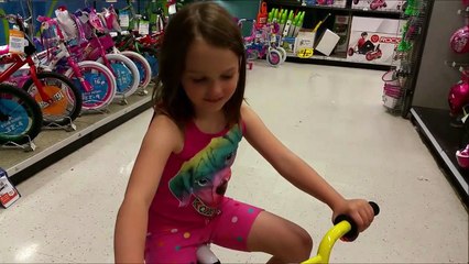 Spongebob vs Hello Kitty Bike Race at Toys R Us with Drifting-OTKNBG