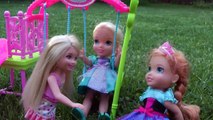 Cupcakes, Gummy bears ! Afraid of ANTS & Dogs !  ELSA ANNA Toddlers playing-qz