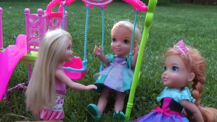 Cupcakes, Gummy bears ! Afraid of ANTS & Dogs !  ELSA ANNA Toddlers playing-qzV4hD