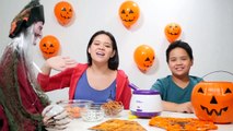 DIY Halloween Recipes - Halloween Cookies & Oreo cookies challenge! Halloween snacks for kids-9Jq6KXg