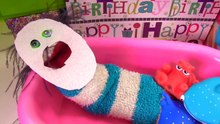 Fizzy Opens Birthday Presents, Takes a Bath & Gets a New Look _ Fizzy Toy Show-r12ncc