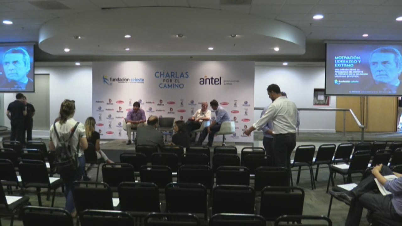 Tabárez inaugura en el primer ciclo de "Charlas por el Camino" en Montevideo