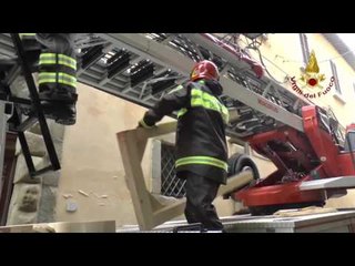 Camerino (MC) - Terremoto, protezione finestre in Via Roma (13.02.17)