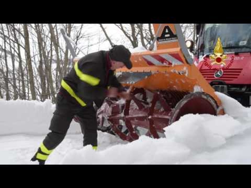 Castelluccio di Norcia (PG) - Terremoto, rimozione neve da strada provinciale 477 (12.02.17)