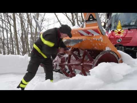 Castelluccio di Norcia (PG) - Terremoto, rimozione neve da strada provinciale 477 (12.02.17)