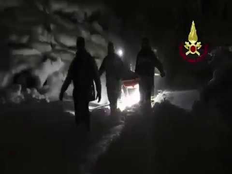 Farindola (PE) - Hotel Rigopiano travolto da valanga, i soccorsi (19.01.17)